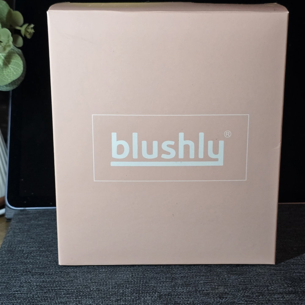 Blush Trifold Lighted Compact Mirror in Soft Pink